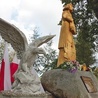Pomnik Danuty Siedzikówny „Inki” stanął tuż przy drodze  w Tulicach.