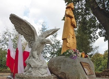 Pomnik Danuty Siedzikówny „Inki” stanął tuż przy drodze  w Tulicach.
