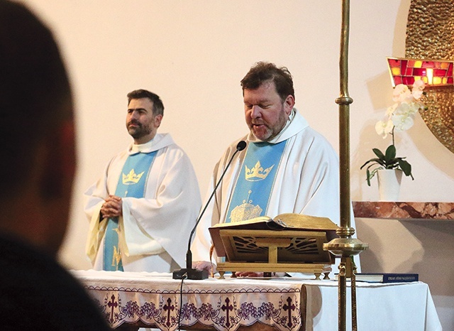 Księża marianie: Mateusz Turkowski i Artur Radacki.