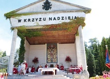 Odpustową Eucharystię odprawiono przy ołtarzu polowym w ogrodach opactwa.