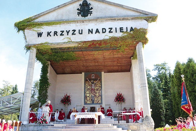 Odpustową Eucharystię odprawiono przy ołtarzu polowym w ogrodach opactwa.