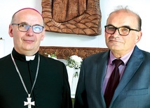 Biskup Janusz Ostrowski i profesor Marek Sarna, prezes PTA.
