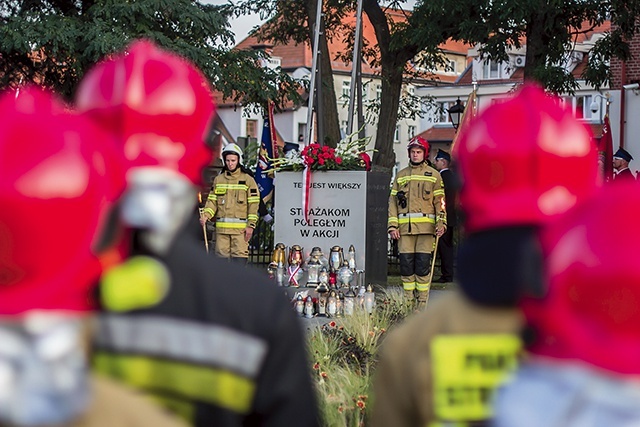 Inspiracją do pierwszego spotkania była bohaterska postawa ratowników podczas zamachu 11 września 2001 roku.