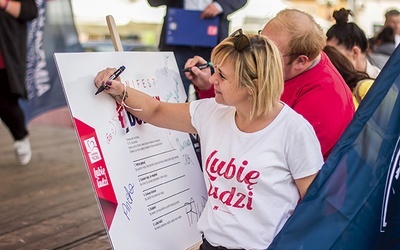 Wolontariusze zachęcali do podjęcia wyzwania i podpisania manifestu.