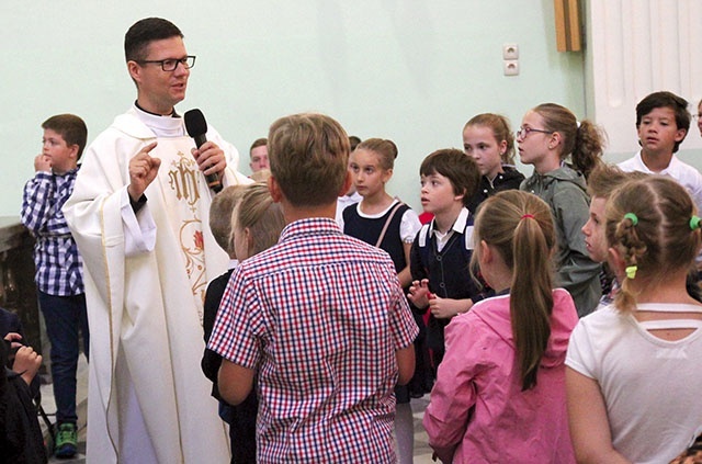 Ks. Marek Studenski wśród uczniów ze szkół podstawowych Cieszyna.