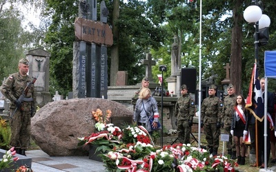 Przy pomniku pomordowanych na Wschodzie złożono wiązanki kwiatów.