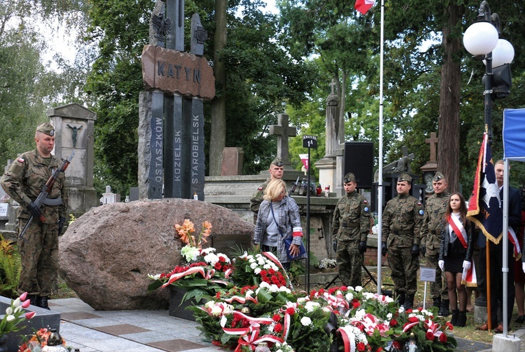 Przy pomniku pomordowanych na Wschodzie złożono wiązanki kwiatów.