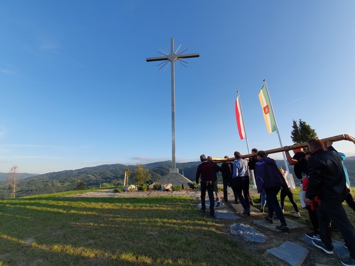 Ochotnica Dolna. Polska pod Krzyżem