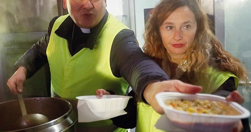 Kard. Konrad Krajewski jest papieskim jałmużnikiem. W Rzymie codziennie pomaga biednym i bezdomnym.