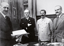 Podpisanie traktatu między III Rzeszą a Związkiem Sowieckim. Stoją od lewej: pracownik niemieckiego MSZ Friedrich Gauss,  szef dyplomacji III Rzeszy  Joachim von Ribbentrop, Józef Stalin oraz Wiaczesław Mołotow, komisarz  ds. zagranicznych.