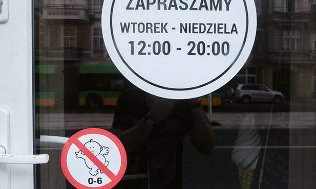 Znak z przekreślonym dzieckiem na drzwiach poznańskiej restauracji budzi emocje i kontrowersje.