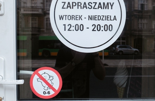 Znak z przekreślonym dzieckiem na drzwiach poznańskiej restauracji budzi emocje i kontrowersje.
