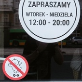 Znak z przekreślonym dzieckiem na drzwiach poznańskiej restauracji budzi emocje i kontrowersje.