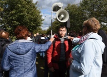 Gestem dłoni położonej na ramieniu przyszłych bierzmowanych starsi prosili o jak najlepsze ich przygotowanie do sakramentu dojrzałości chrześcijańskiej.  