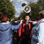 Gestem dłoni położonej na ramieniu przyszłych bierzmowanych starsi prosili o jak najlepsze ich przygotowanie do sakramentu dojrzałości chrześcijańskiej.  