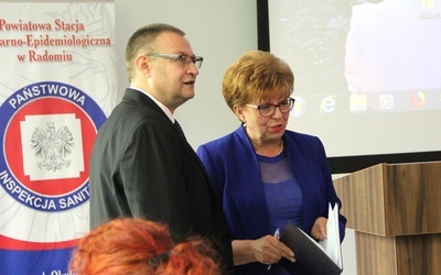 Lucyna Wiśniewska i Krzysztof Skórzewski, mazowiecki państwowy wojewódzki inspektor sanitarny.