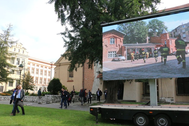 Ćwiczenia strażackie w klasztorze franciszkanów w Krakowie