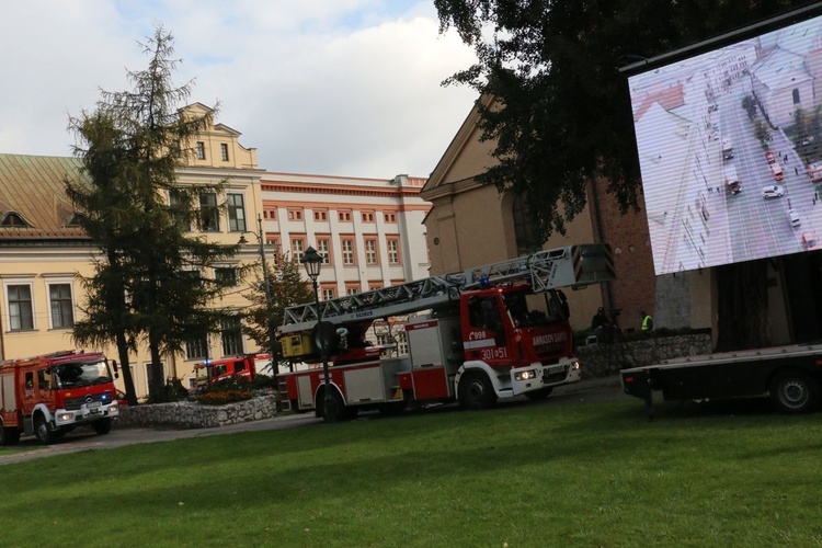 Ćwiczenia strażackie w klasztorze franciszkanów w Krakowie