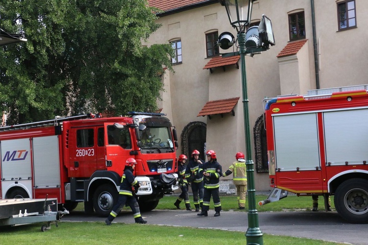 Ćwiczenia strażackie w klasztorze franciszkanów w Krakowie