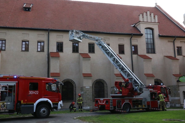 Ćwiczenia strażackie w klasztorze franciszkanów w Krakowie