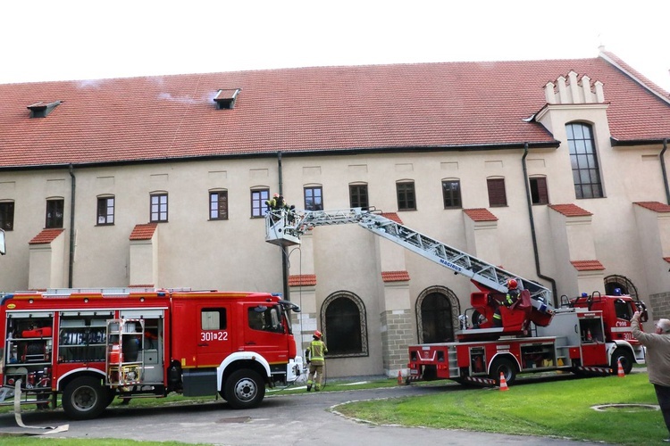 Ćwiczenia strażackie w klasztorze franciszkanów w Krakowie