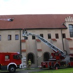 Ćwiczenia strażackie w klasztorze franciszkanów w Krakowie