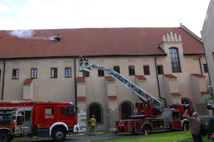 Ćwiczenia strażackie w klasztorze franciszkanów w Krakowie