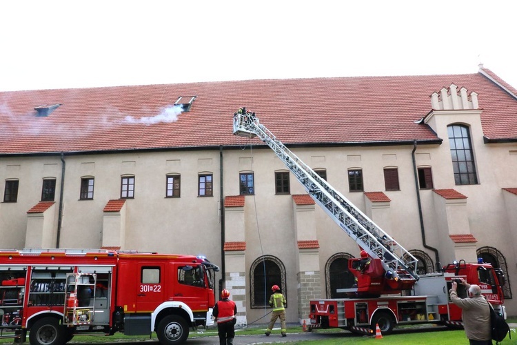 Ćwiczenia strażackie w klasztorze franciszkanów w Krakowie