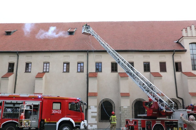 Ćwiczenia strażackie w klasztorze franciszkanów w Krakowie