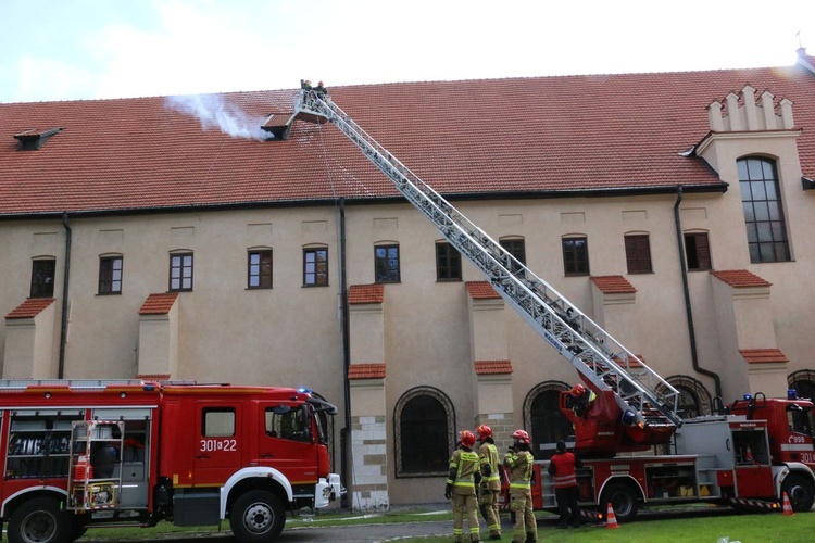 Ćwiczenia strażackie w klasztorze franciszkanów w Krakowie