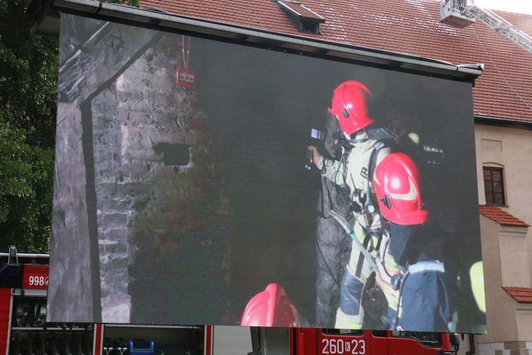 Ćwiczenia strażackie w klasztorze franciszkanów w Krakowie