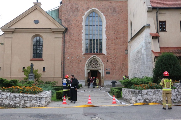 Ćwiczenia strażackie w klasztorze franciszkanów w Krakowie