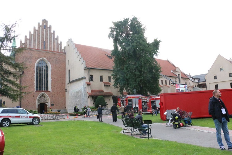 Ćwiczenia strażackie w klasztorze franciszkanów w Krakowie