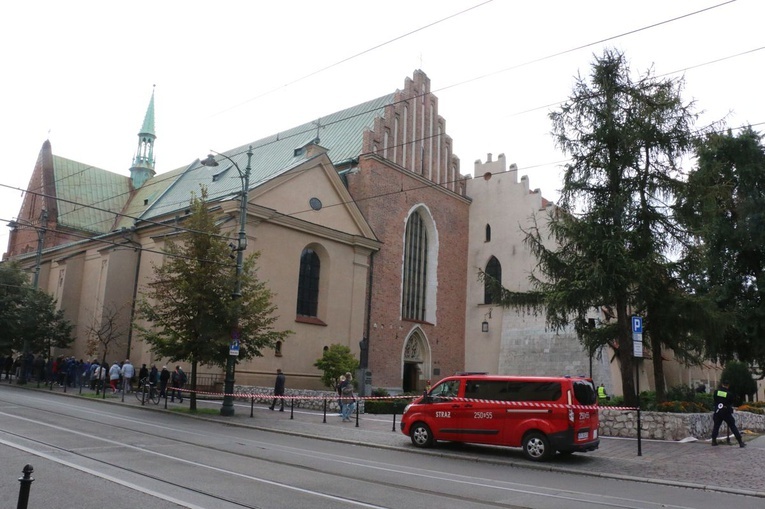 Ćwiczenia strażackie w klasztorze franciszkanów w Krakowie