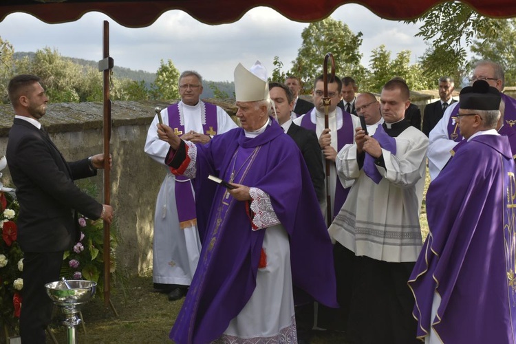 Uroczystości pogrzebowe ks. Józefa Michalskiego w Wałbrzychu i w Budzowie