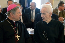 Bp Henryk Tomasik i o. Hubert Czuma na uroczystości, podczas której zasłużony jezuita przyjął honorowe obywatelstwo Radomia.