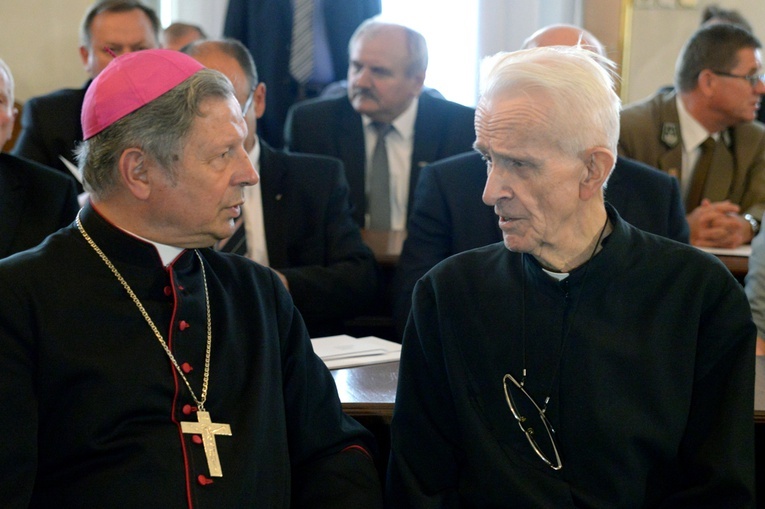 Bp Henryk Tomasik i o. Hubert Czuma na uroczystości, podczas której zasłużony jezuita przyjął honorowe obywatelstwo Radomia.