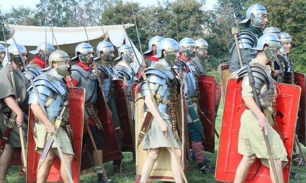 Grupa o nazwie Legion XXI Rapax odtwarza życie legionistów.