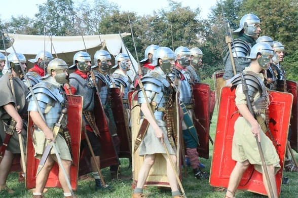 Grupa o nazwie Legion XXI Rapax odtwarza życie legionistów.