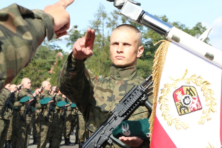 Armia polska rośnie w siłę. Podchorążowie złożyli przysięgę