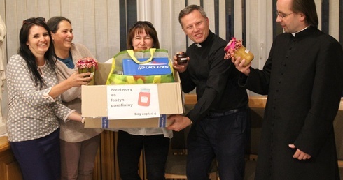 Reprezentacja organizatorów festynu w parafii św. Pawła na os. Polskich Skrzydeł.