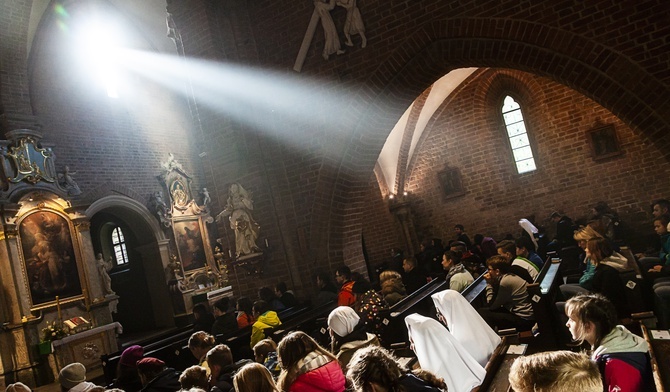 400 osób przez całą noc szło do Matki Bożej Pokornej