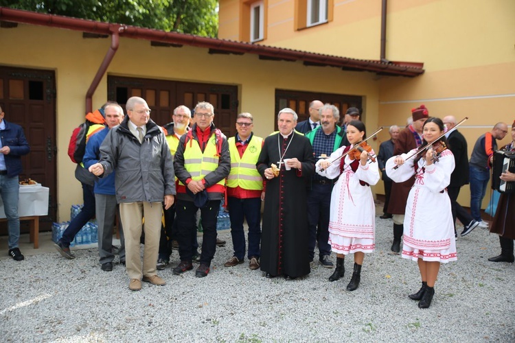 Mężczyźni na kolanach