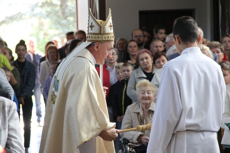 Mikołajowice. Konsekracja ołtarza