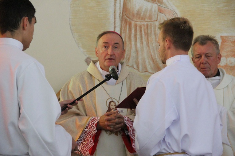 Mikołajowice. Konsekracja ołtarza