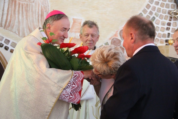 Mikołajowice. Konsekracja ołtarza