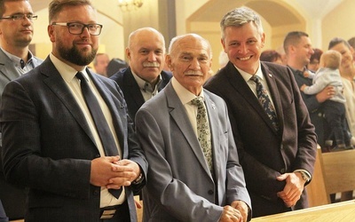 Jubilat Marian Kasprzyk (w środku) z Przemysławem Drabkiem (P) wiceprzewodniczącym bielskiej Rady Miejskiej i Adamem Ruśniakiem (L) wiceprezydentem miasta.