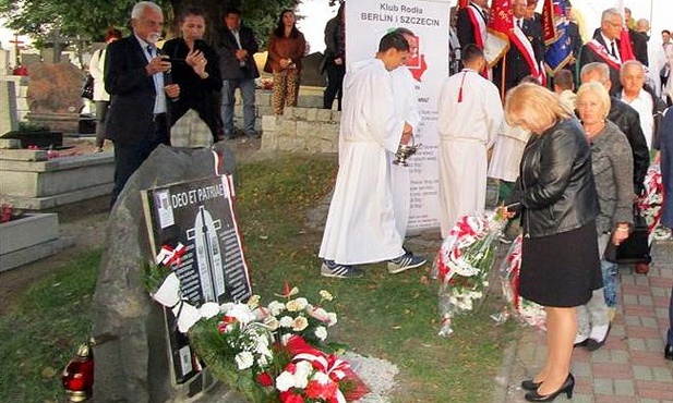 Dziergowice. Odsłonięta tablica poświęcona dwóm księżom