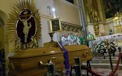 Pierwszą stacją pogrzebu była Msza św. sprawowana w kościele Trójcy Przenajświętszej (księży jezuitów) w Radomiu.