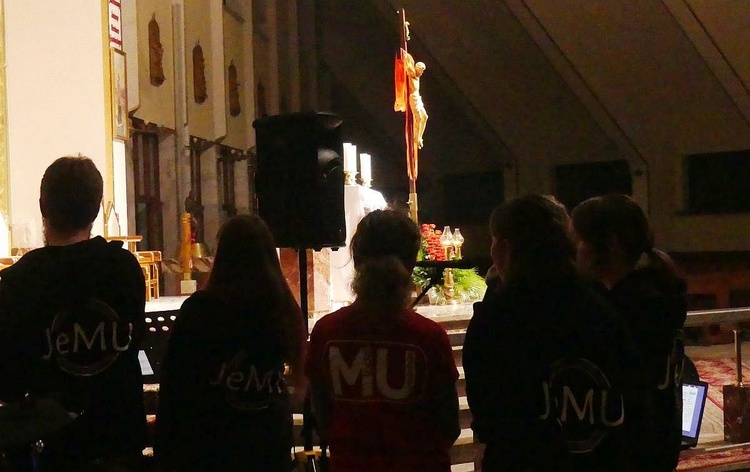 Młodzi z projektu "JeMU" poprowadzili modlitwę uwielbienia na Złotych Łanach.